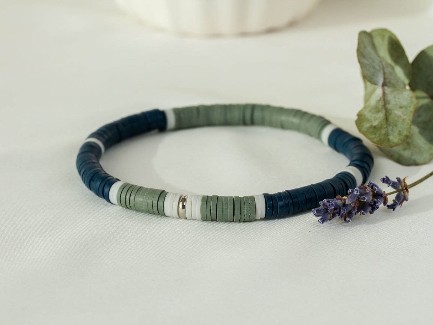Nordic Slate – Katsuki-Armband in Dunkelblau, Salbeigrün und Weiß