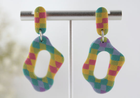 Bunte Wiggle Statement Ohrringe – Handgefertigte Wellendesign Polymer Clay Ohrringe