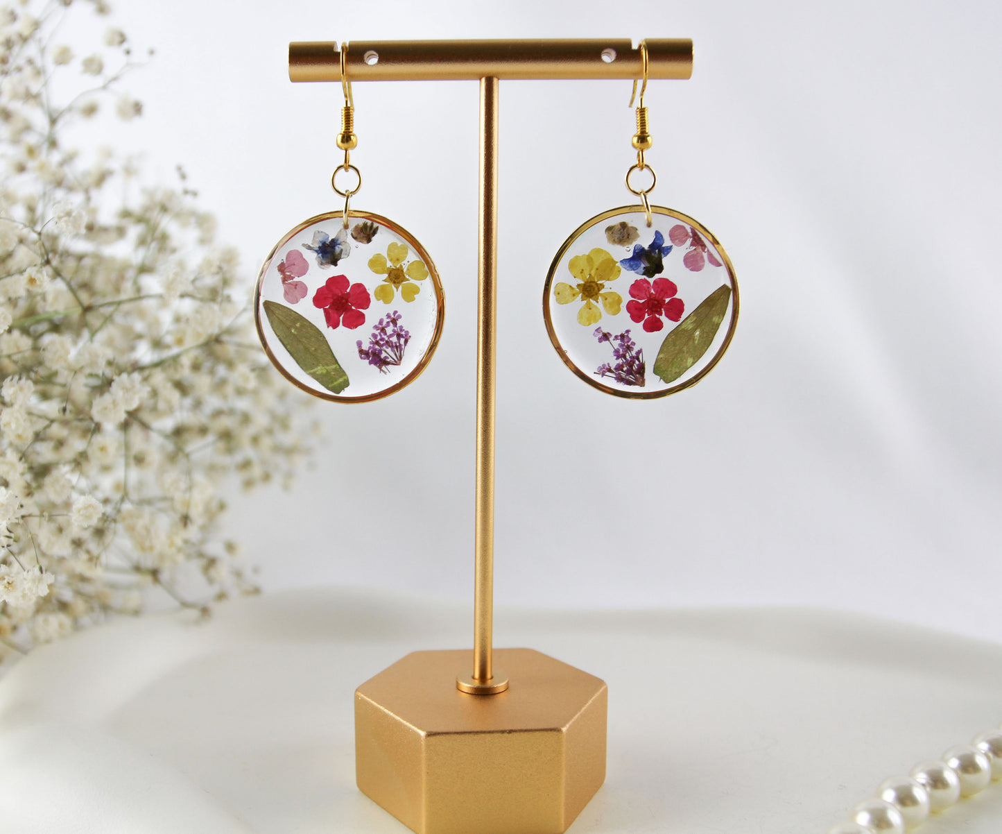 Echte bunte Blüten in Resin