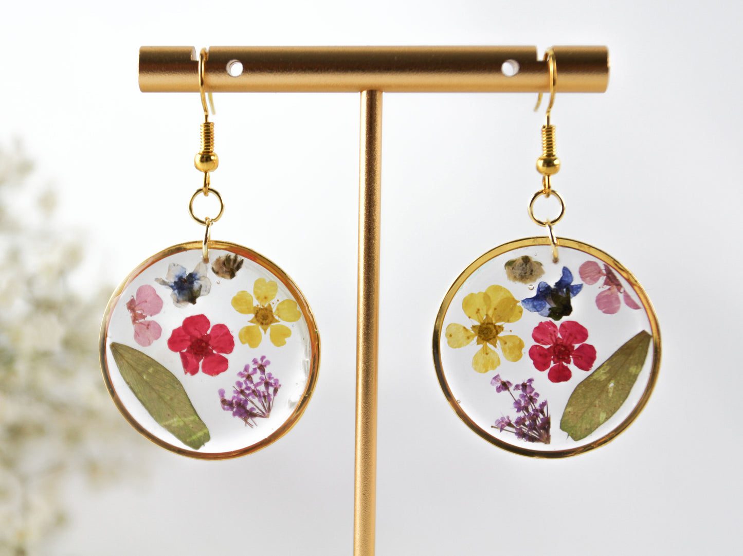 Echte bunte Blüten in Resin