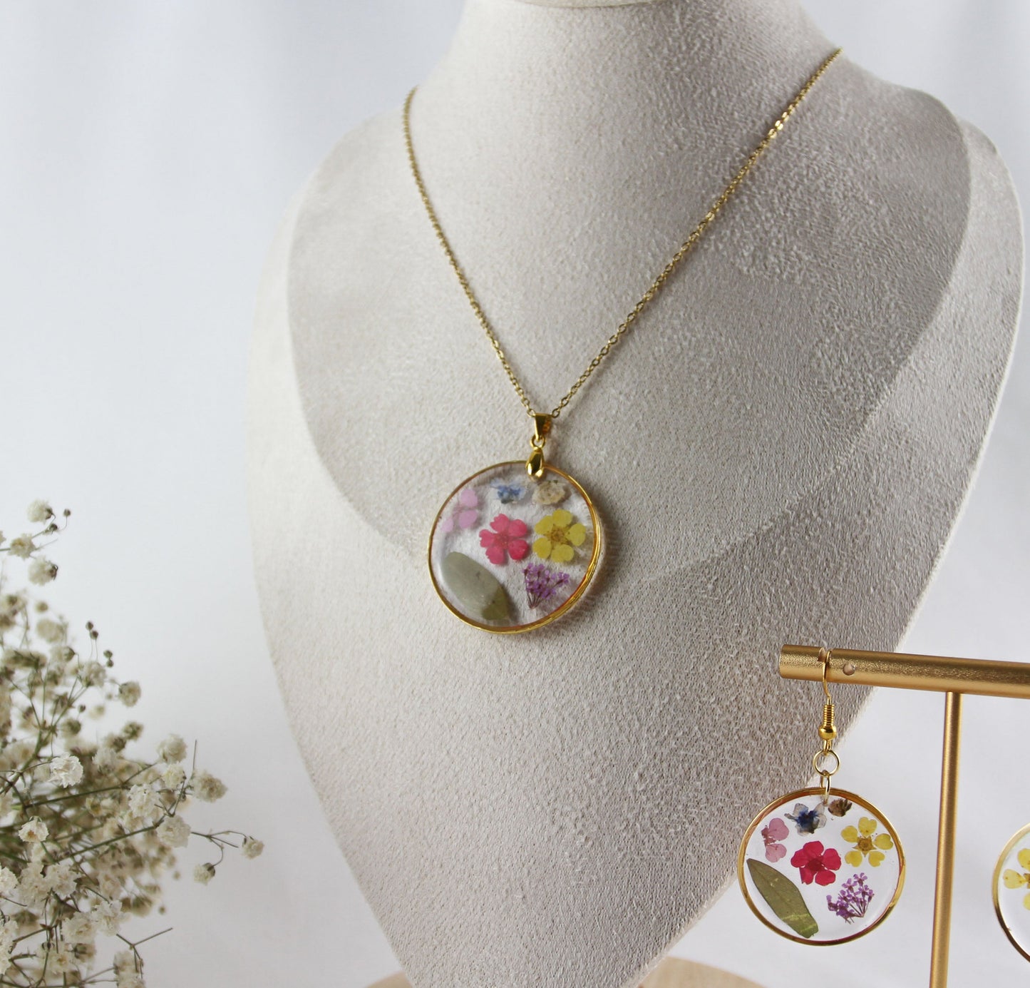Echte bunte Blüten in Resin