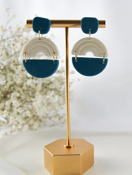 Blau-Weiße Bogen Ohrringe – Handgefertigte Polymer Clay Statement