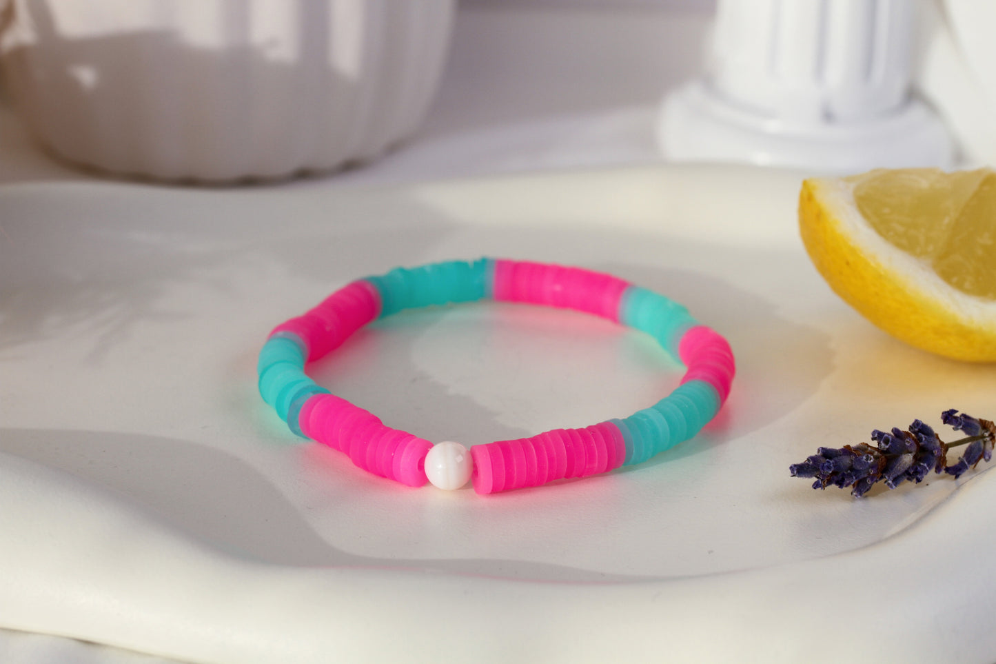 Aqua Pop – Katsuki-Armband in Türkis und Pink mit Muschelperle