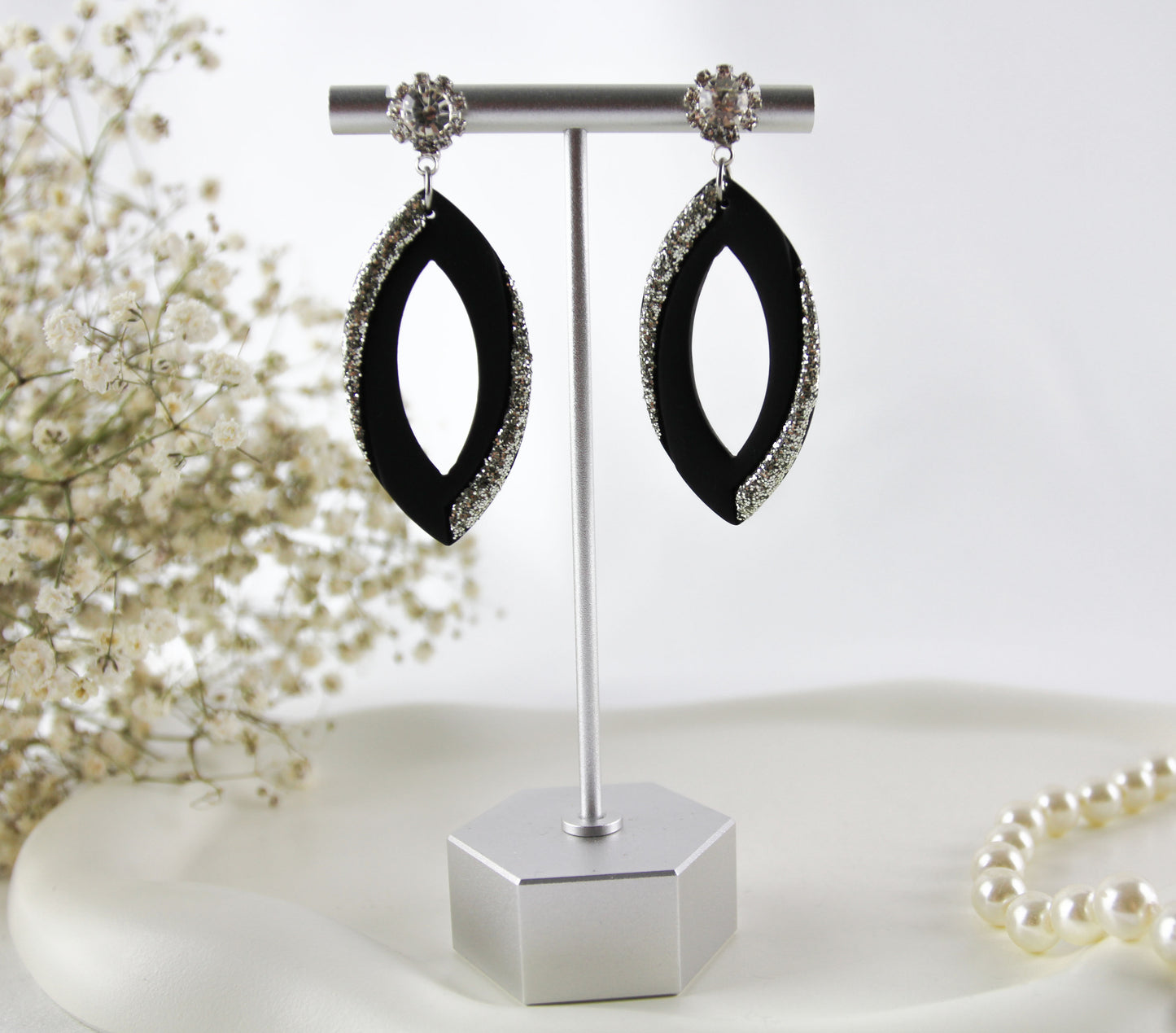 Elegante Schwarze Hängeohrringe mit silbernem Kristallstecker