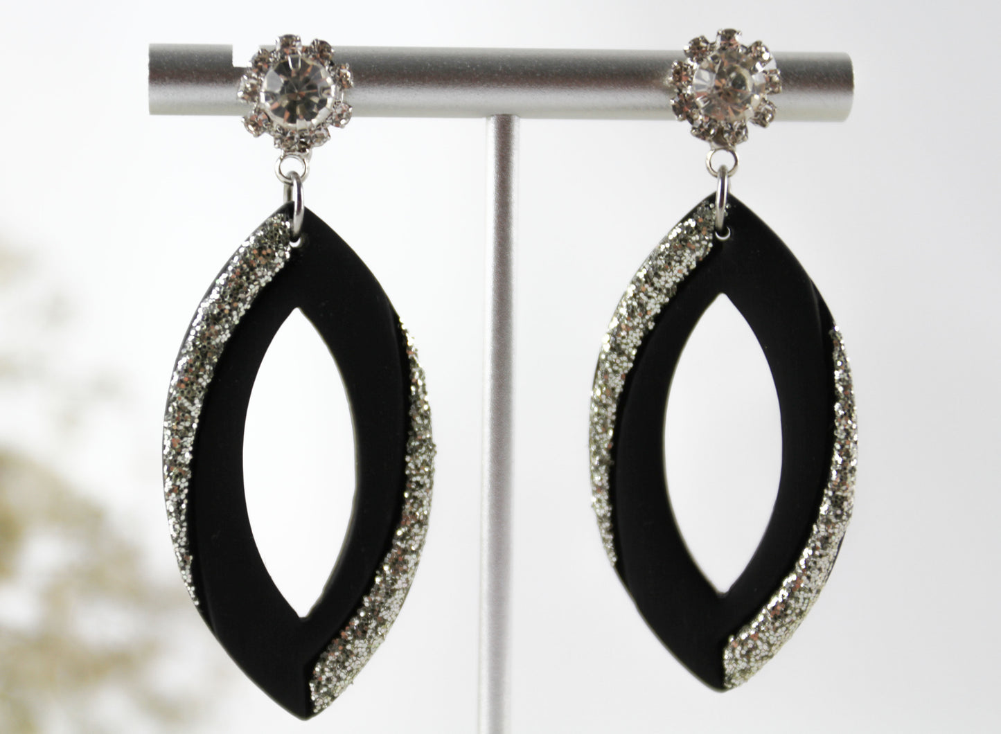 Elegante Schwarze Hängeohrringe mit silbernem Kristallstecker