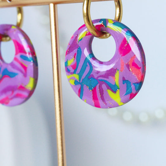 Abstract Art – Bunte Donut-Creolen mit Glanz-Finish