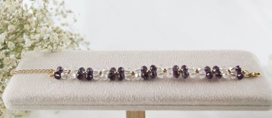 Lila Kristall Blumenarmband – Handgefertigtes Perlenarmband mit Naturakzenten