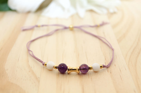 Amethyst & Muschelperle Armband mit goldenem Charm – Handgefertigtes Seidenfaden-Design