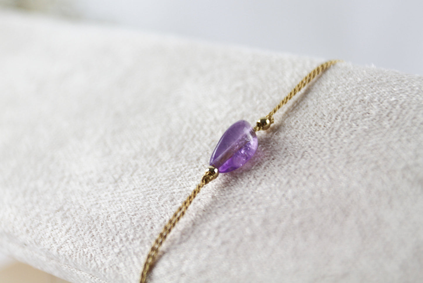 Amethyst Naturstein Armband auf Seidenfaden – Zartes handgefertigtes Perlenarmband