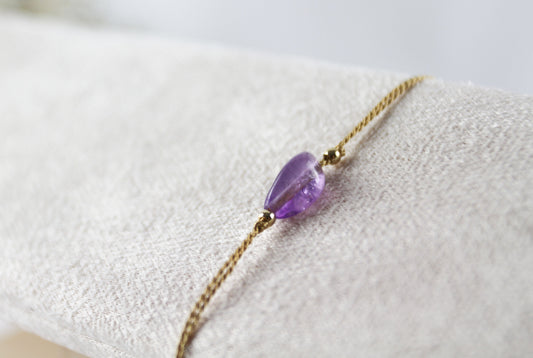 Amethyst Naturstein Armband auf Seidenfaden – Zartes handgefertigtes Perlenarmband