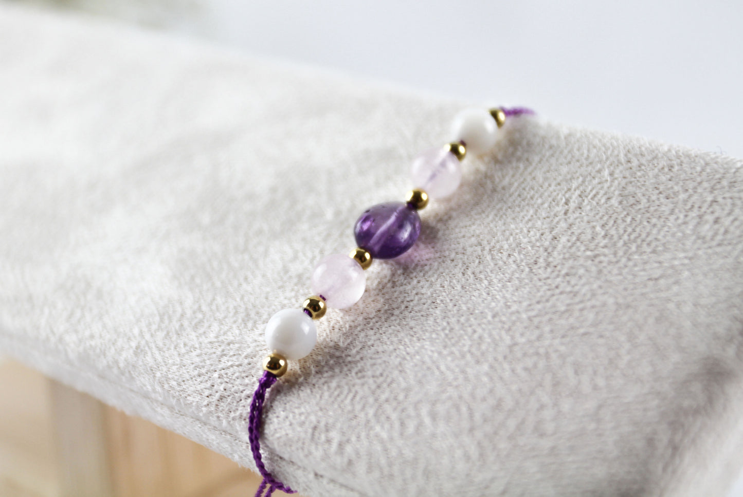 Rosenquarz & Amethyst mit Muschelperle – Naturstein-Armband auf Seidenfaden | Handmade