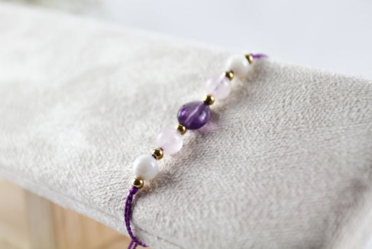 Rosenquarz & Amethyst mit Muschelperle – Naturstein-Armband auf Seidenfaden | Handmade