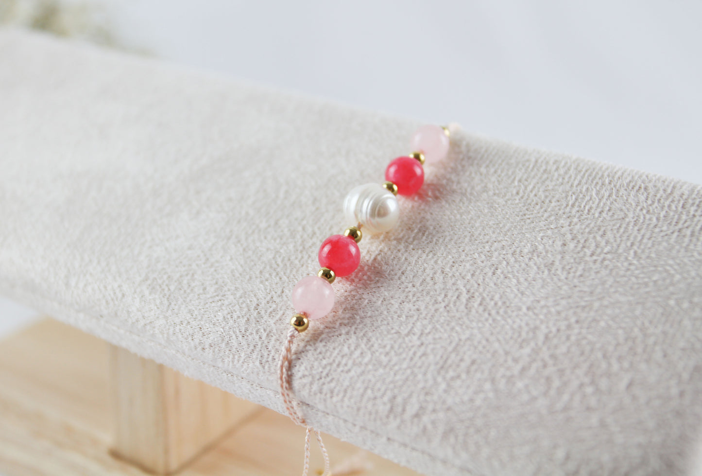 Rosenquarz & Rhodochrosit mit Süßwasserperle – Elegantes Naturstein-Armband auf Seidenfaden