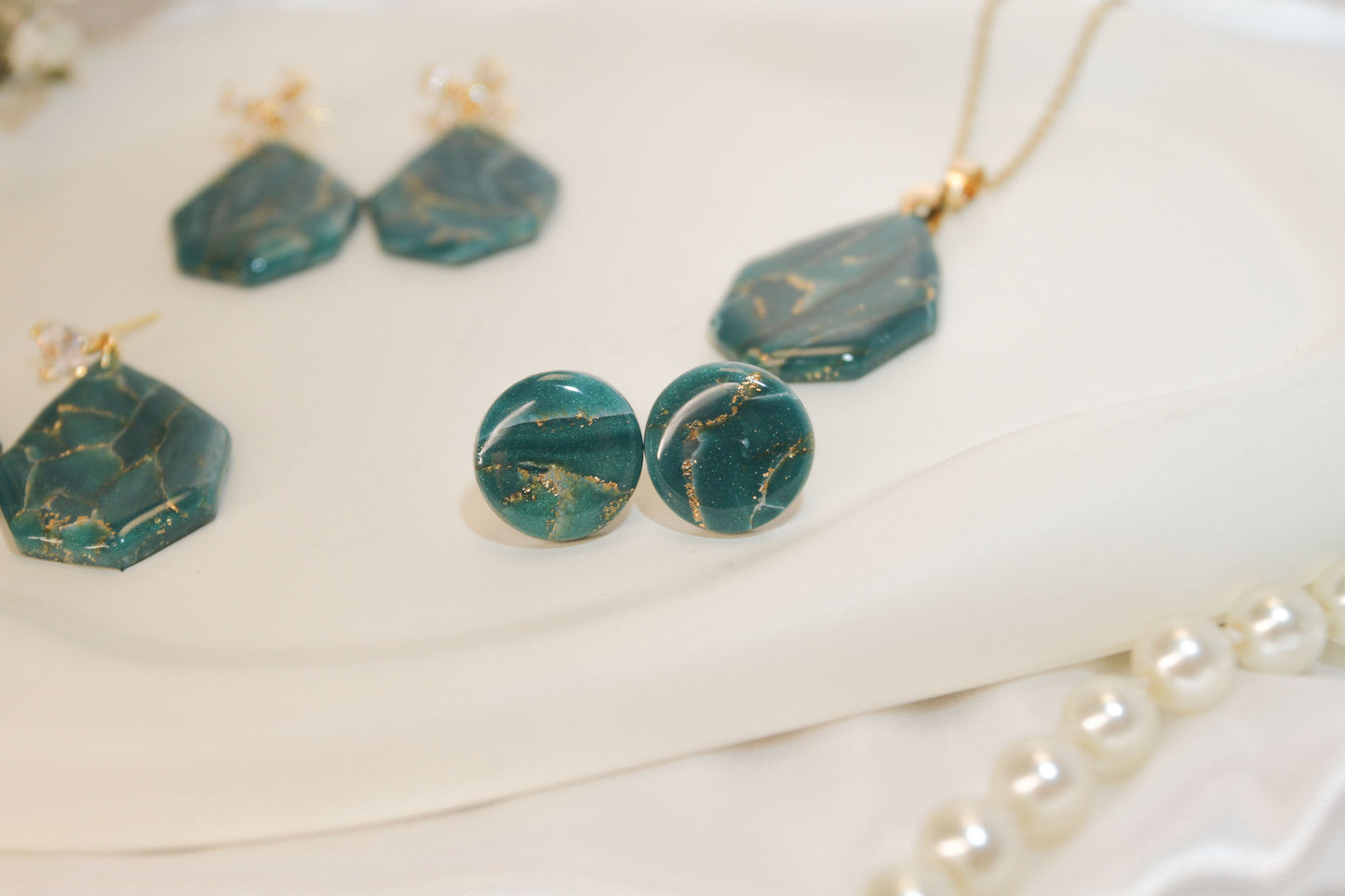 Elegante türkis goldene Polymer Clay Ohrringe und Halskette - Kollektion