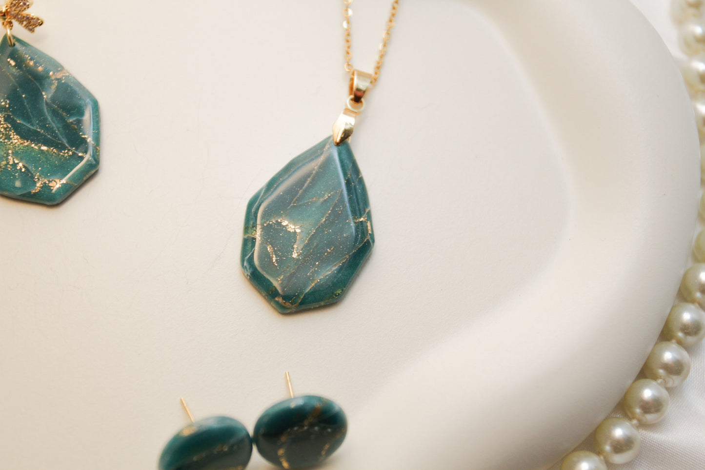 Elegante türkis goldene Polymer Clay Ohrringe und Halskette - Kollektion