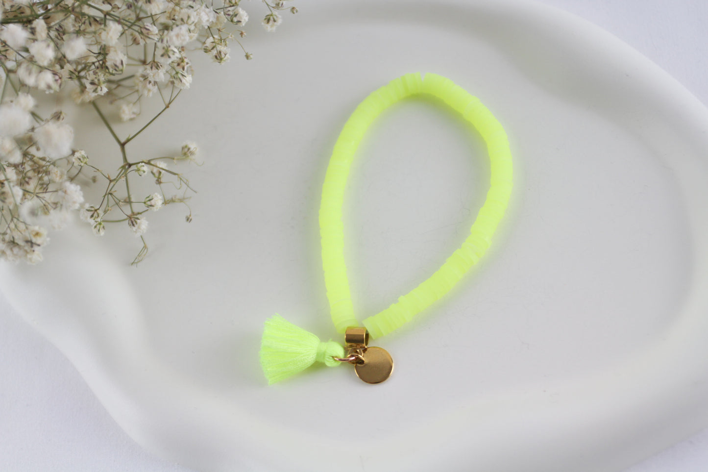 Neon Gelbes Sommer Katsuki Armband mit Quaste & Charm – Handgefertigtes Perlenarmband