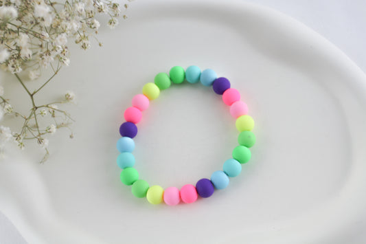 Buntes Perlenarmband mit Charm – Farbiges handgefertigtes Sommerarmband