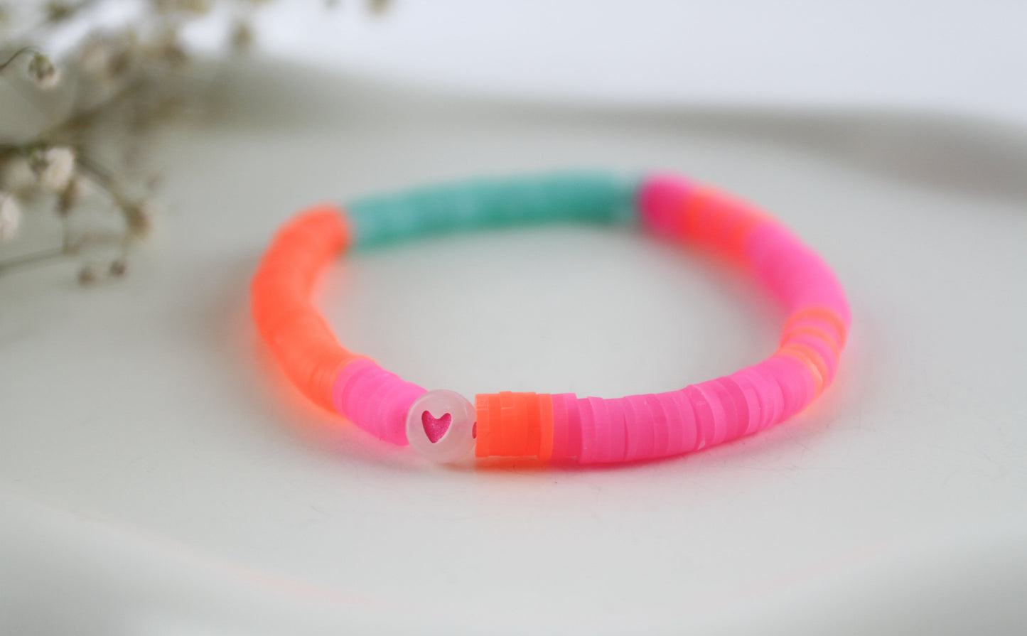 Neon Jelly Glow Armband – Katsuki Perlenarmband mit Glow-in-the-Dark Herzperle