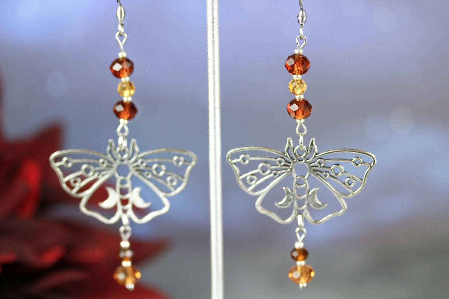 Silver Butterfly Ohrringe mit gelb-braunen Kristallperlen – Amberwing Kollektion