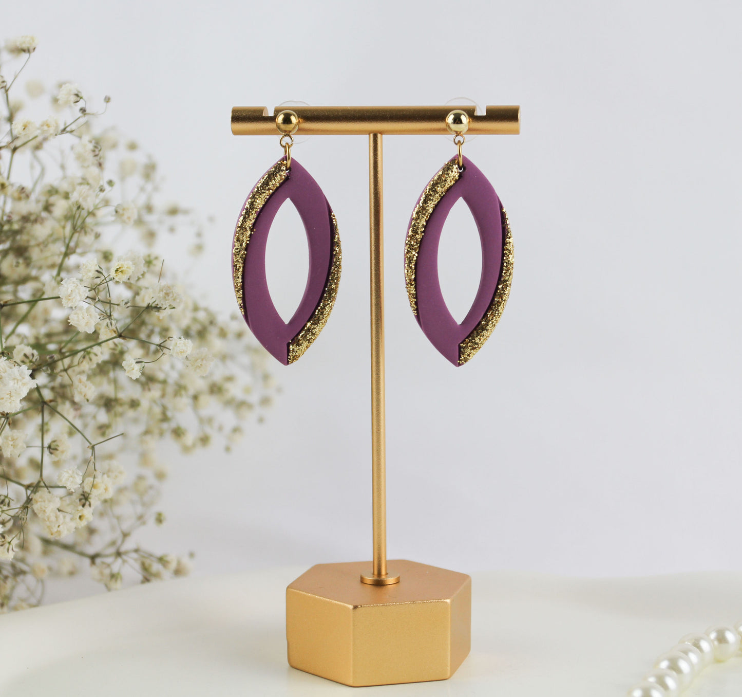 Elegante Lila Ohrringe mit Goldglitzer – Handgefertigte Polymer Clay Statement