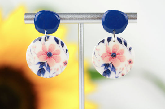 Blaue florale Polymer Clay Ohrringe „Sori“ – Kollektion Dualis