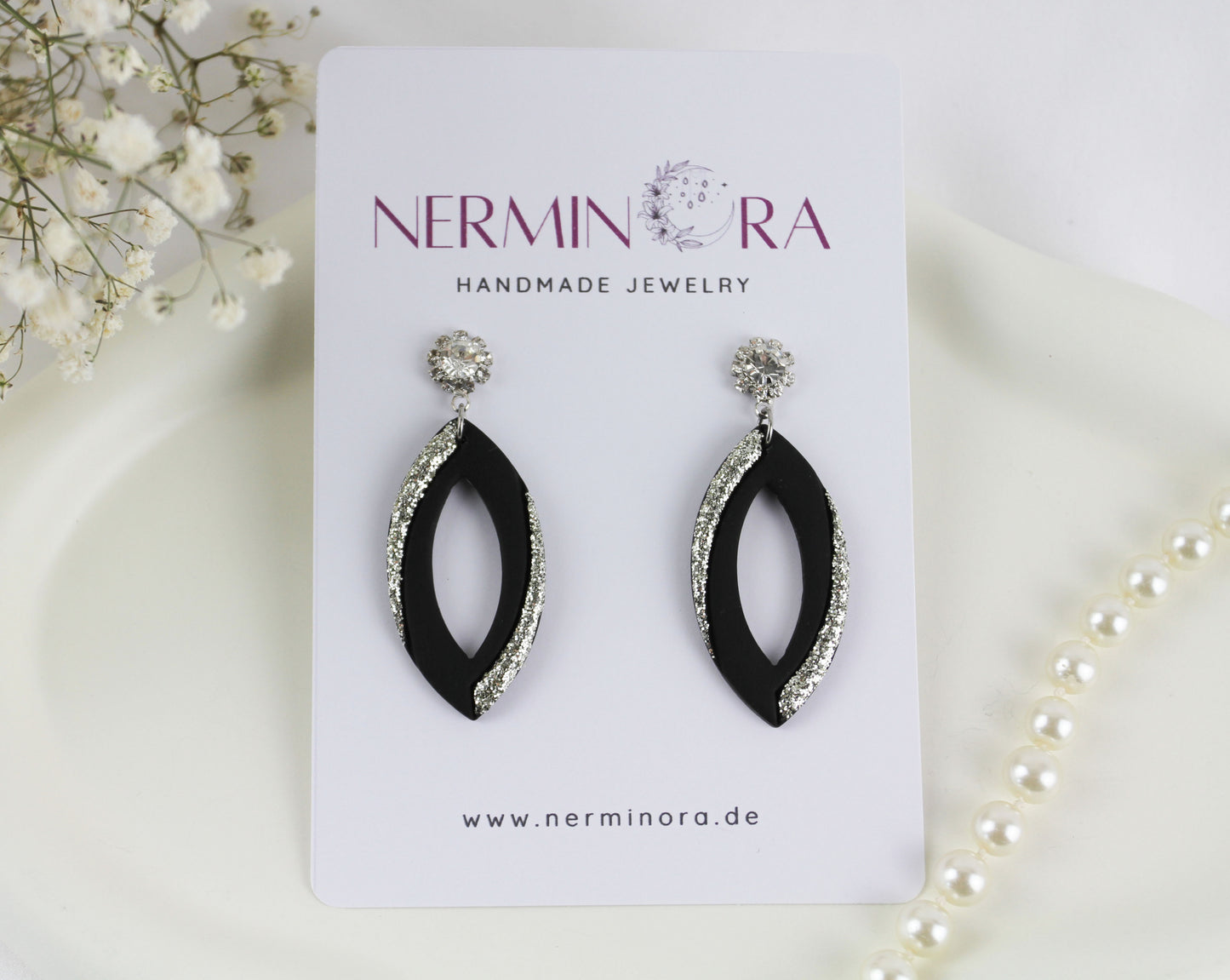 Elegante Schwarze Hängeohrringe mit silbernem Kristallstecker