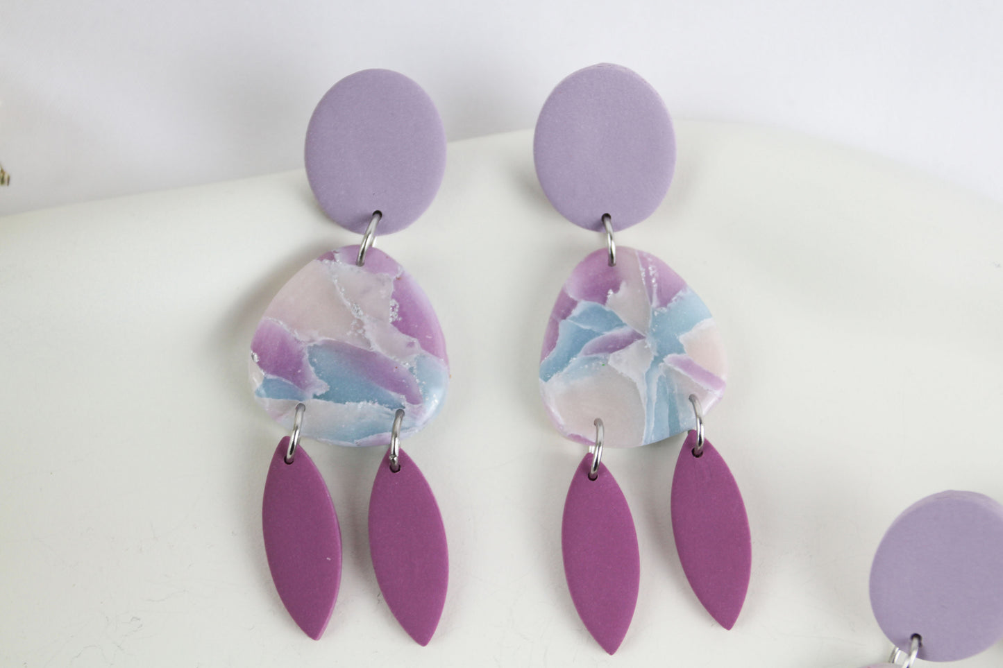 Pastell Lila-Blau Ohrringe – Handgefertigte Polymer Clay Statement Kollektion