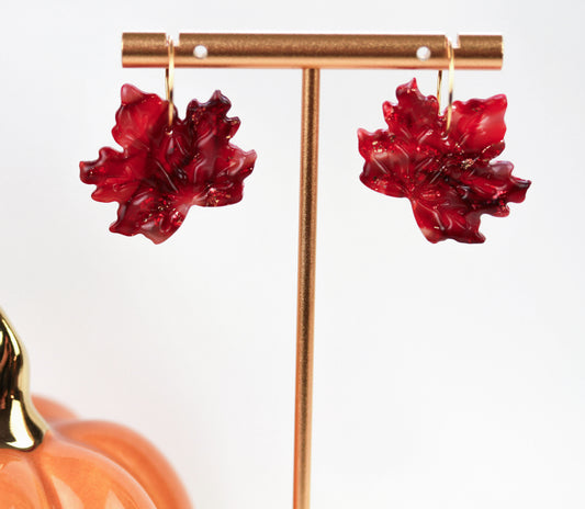 Ahornblatt Ohrringe – Handgefertigte herbstliche Polymer Clay Ohrringe