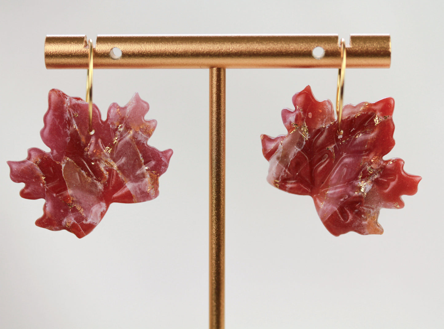 Ahornblatt Ohrringe – Handgefertigte herbstliche Polymer Clay Ohrringe