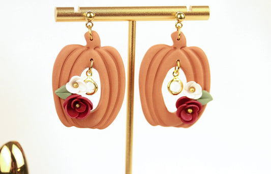 Herbstliche Kürbis-Blumen Ohrringe – Handgefertigte Polymer Clay Statement Ohrringe