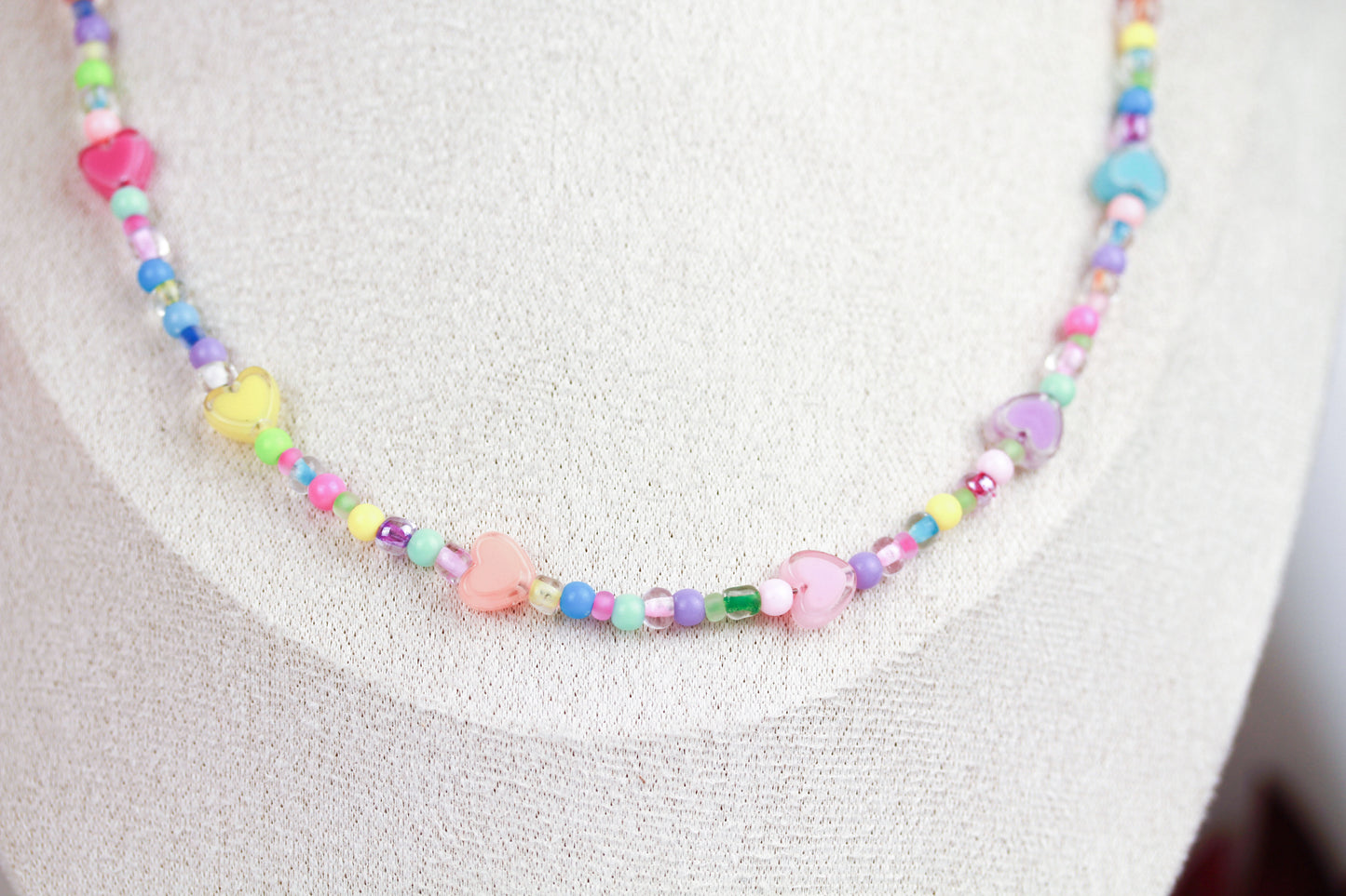 Bunte Herzchen Perlenkette – Handgefertigte süße Perlenhalskette