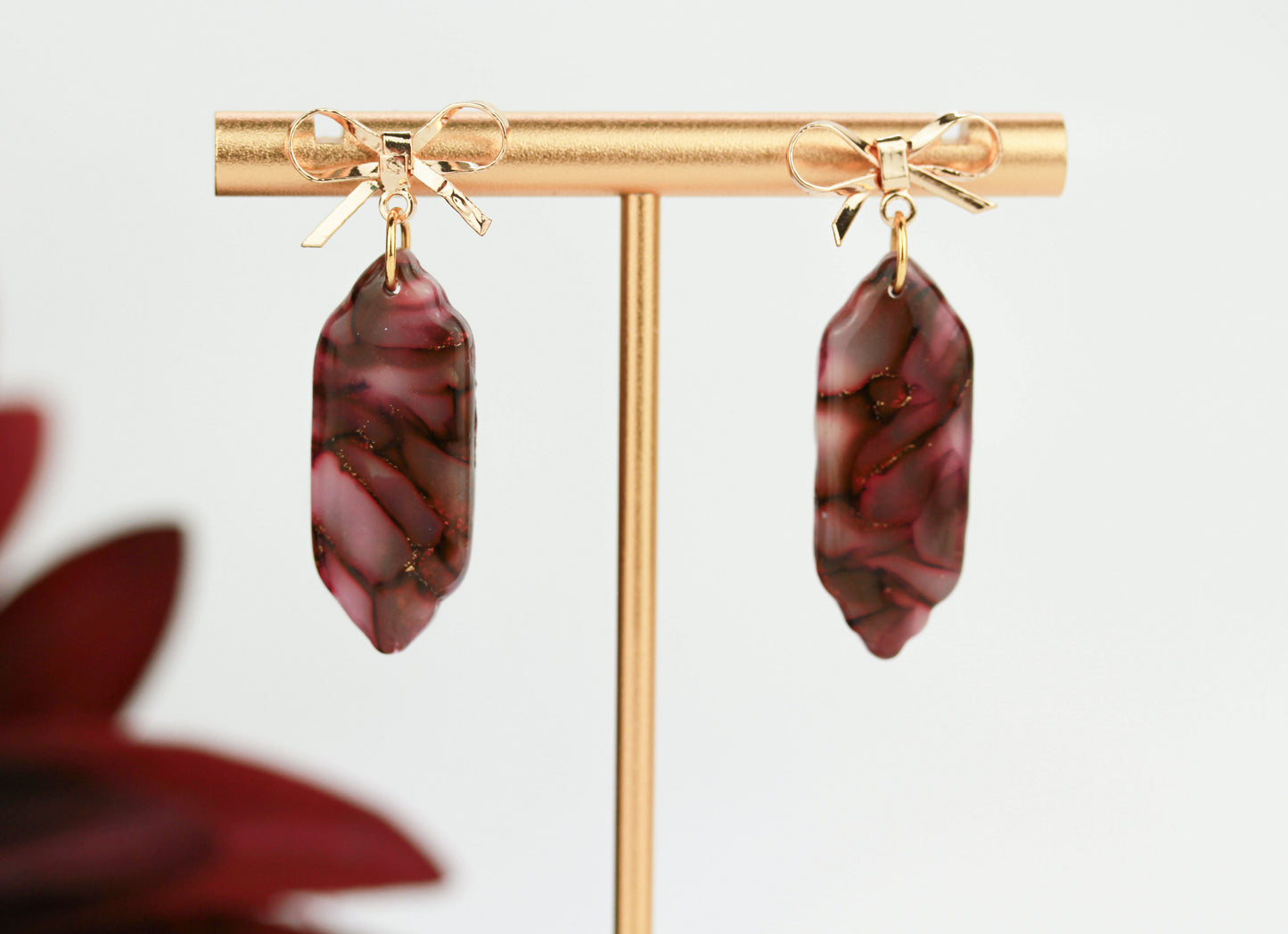 Helle Bordeaux Marmor Ohrringe – Elegante Polymer Clay Designs | Kollektion Elaris