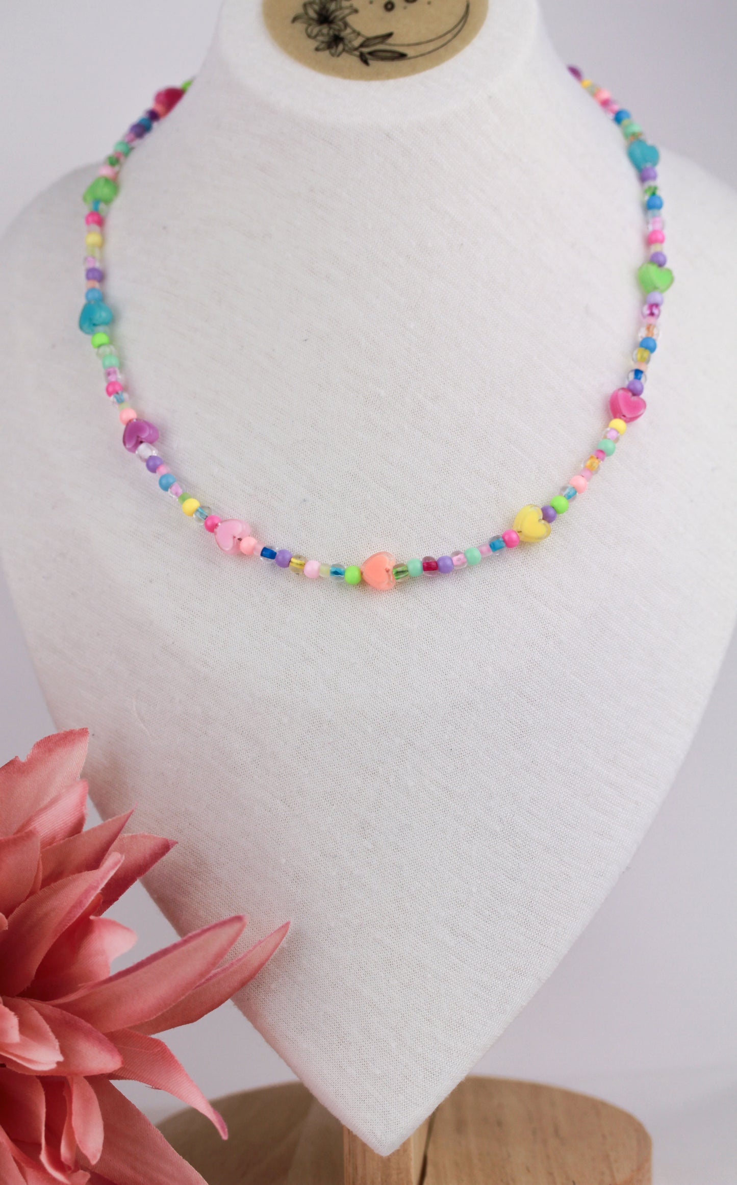 Bunte Herzchen Perlenkette – Handgefertigte süße Perlenhalskette