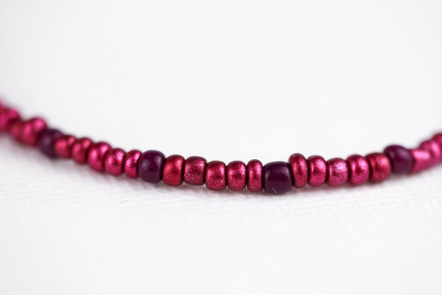 Violett-Rotes Perlenarmband – Filigranes handgemachtes Armband