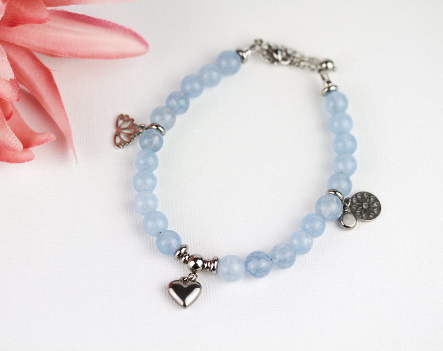 Aquamarin Perlenarmband mit Charms – Handgefertigtes Armband für Ruhe & Gelassenheit