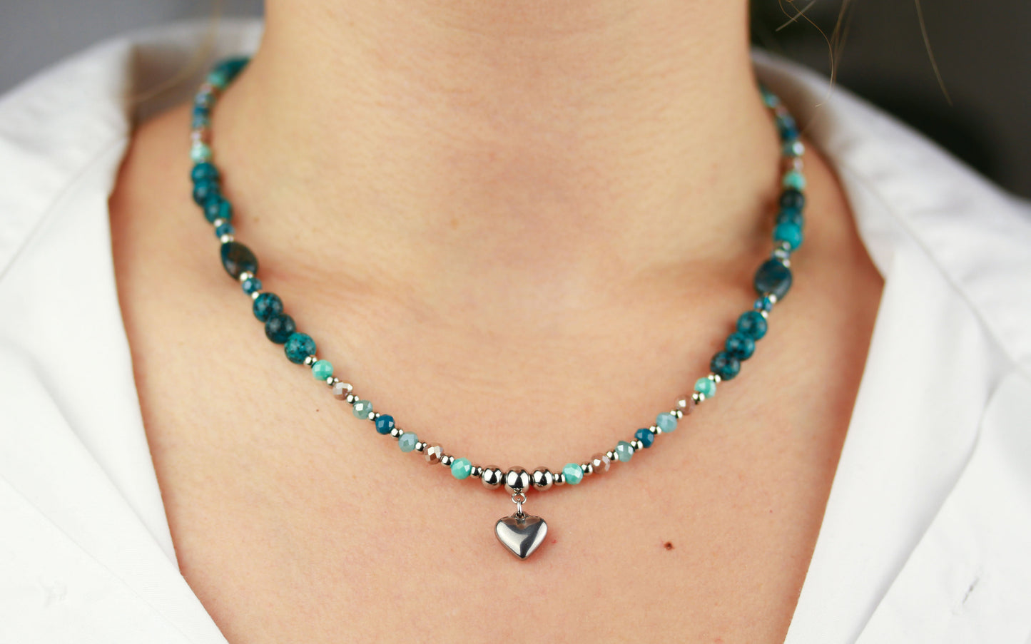 Grün-Türkise Naturstein Perlenhalskette mit Herzanhänger – Handgefertigt