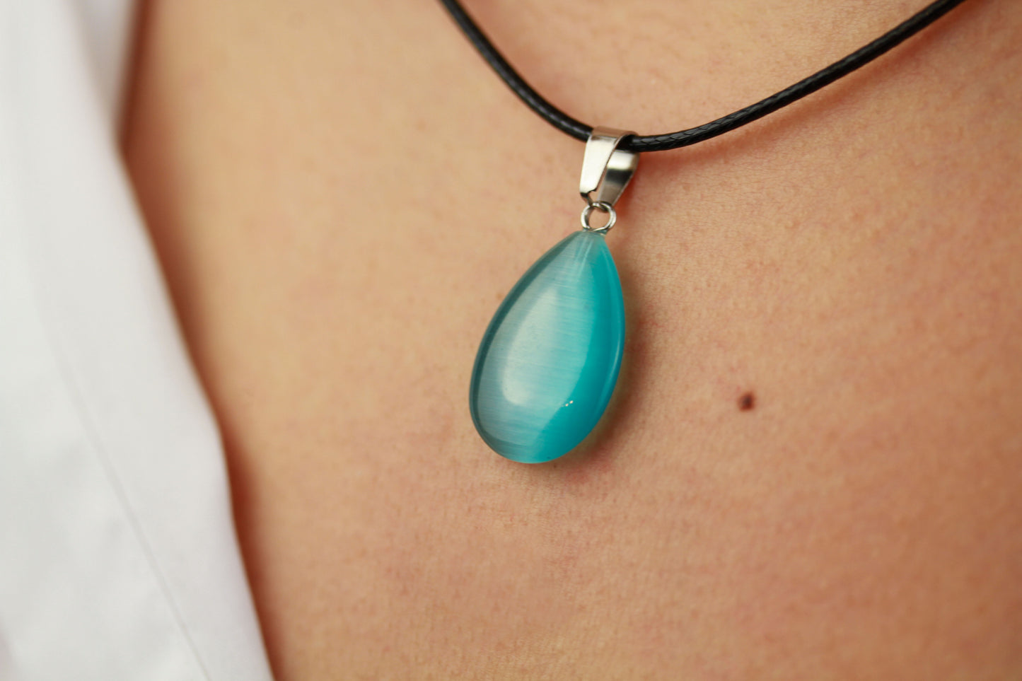Türkis Schimmer Anhänger – Zarte Halskette mit funkelndem Charm