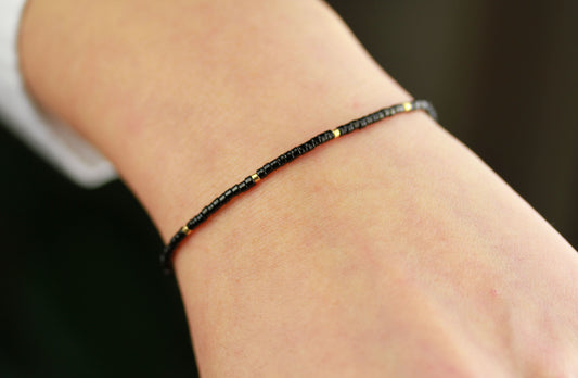 Schwarz-Goldenes Miyuki Armband – Filigranes Seidenfaden-Armband mit Schiebeperle