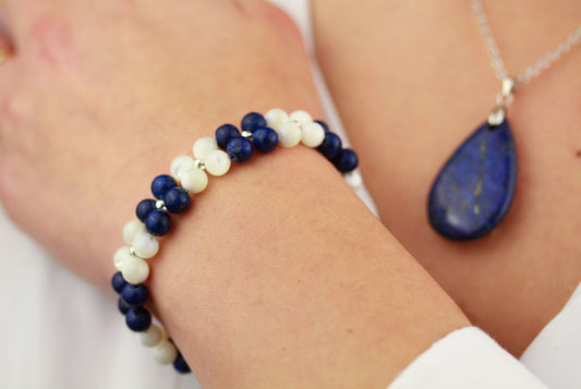 Lapislazuli & Muschelperlen – Naturstein-Blumen Schmuckset (Armband & Halskette)