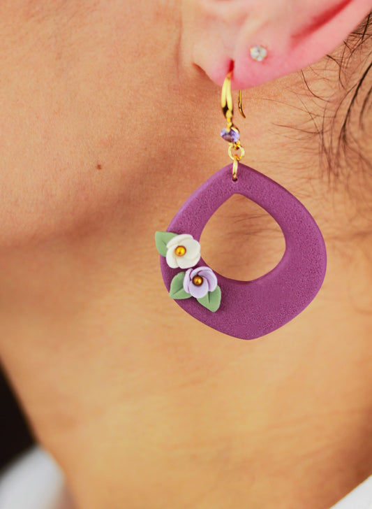 Purple Drop Blumen Hängeohrringe – Handgefertigte Polymer Clay Statement Ohrringe