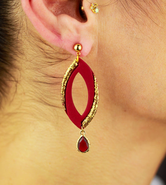 Elegante Rote Kristall Ohrringe – Handgefertigte Polymer Clay Statement