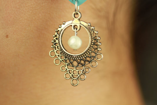 Türkise Oriental Boho Ohrringe mit Silberakzenten – Handgefertigte Polymer Clay Ohrringe