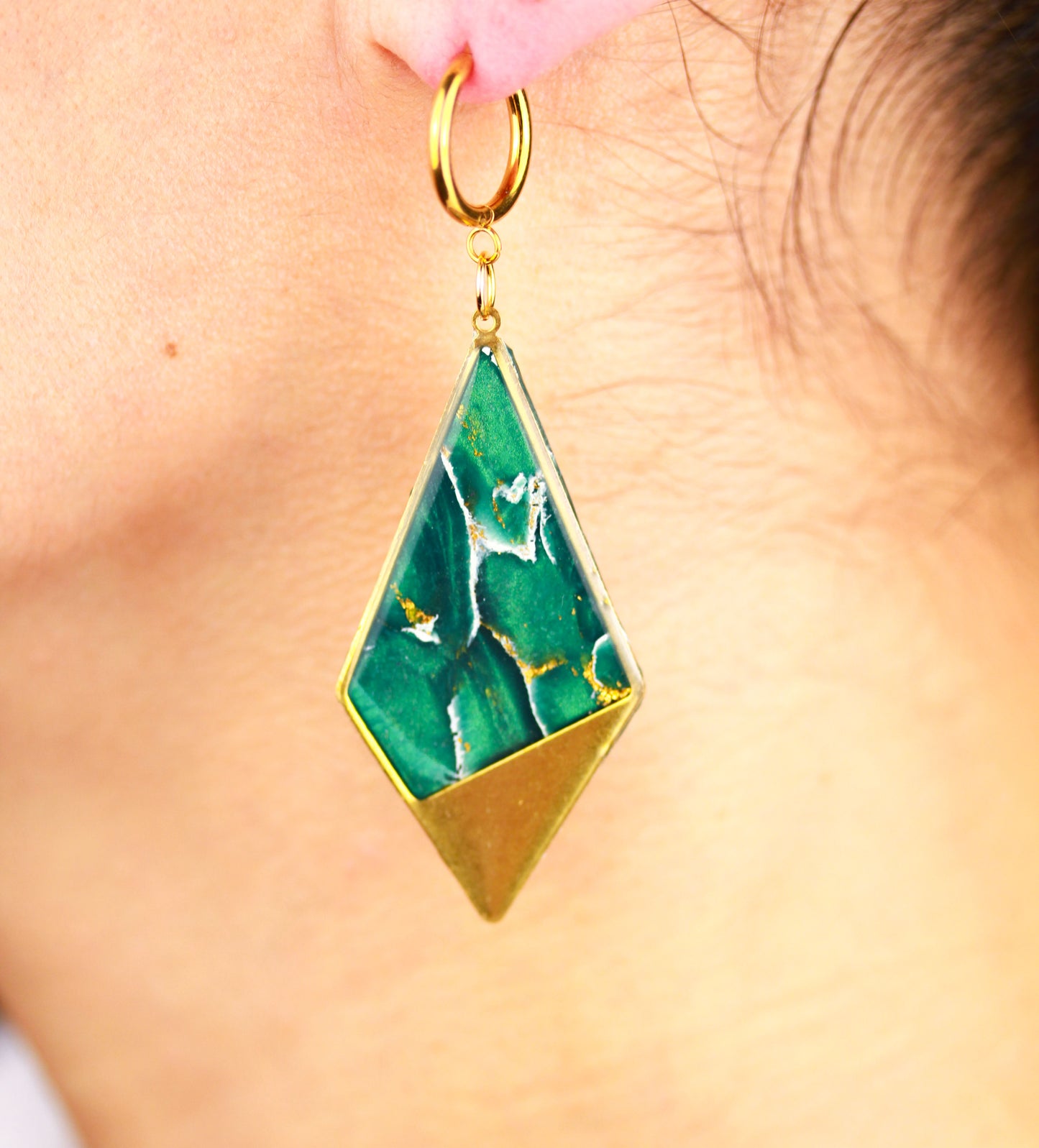 Grüne natursteininspirierte Statement Ohrringe – Kollektion Aureleaf | Handgemacht