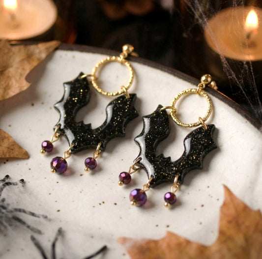 Fledermaus Ohrringe mit lila Kristallperlen – Polymer Clay Schmuck | Halloween Edition