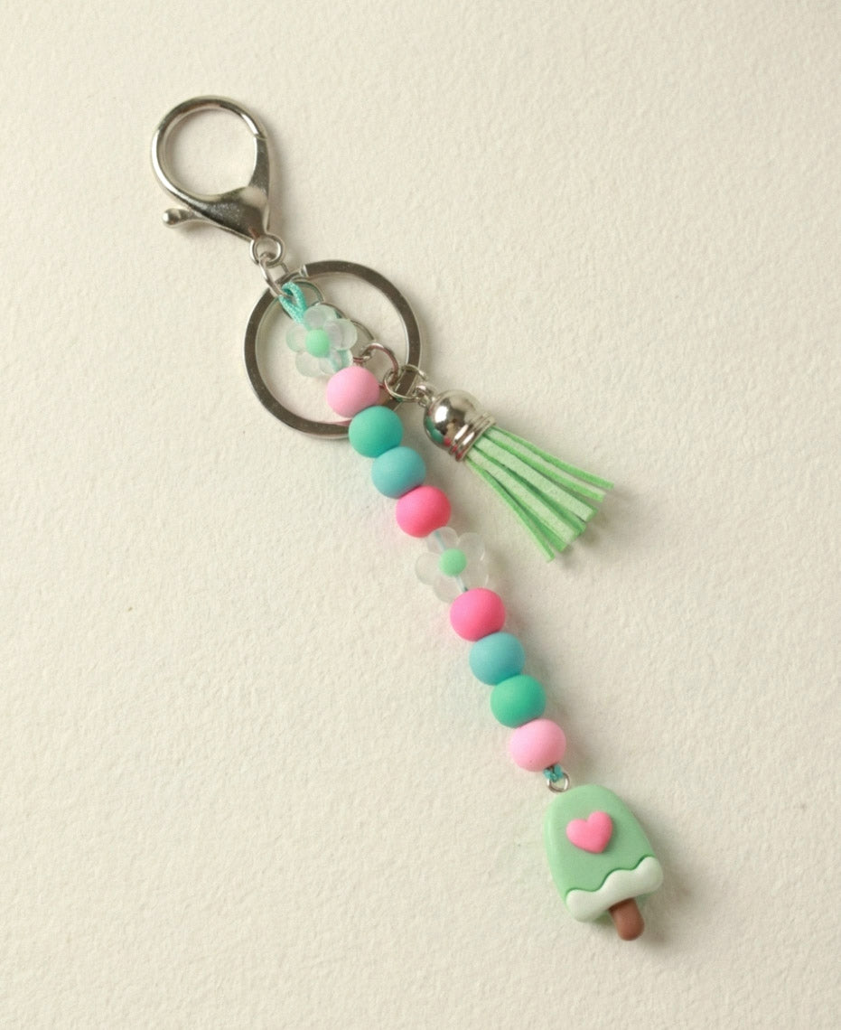 Happy Creamy Schlüsselanhänger - Perlen, Charm & Quaste