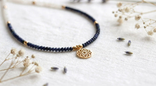 Zarter Lapislazuli Choker mit Anhänger – Handgefertigt