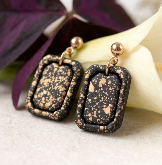 Schwarz-Gold Mini Statement Ohrringe – Handgefertigte Polymer Clay Ohrringe