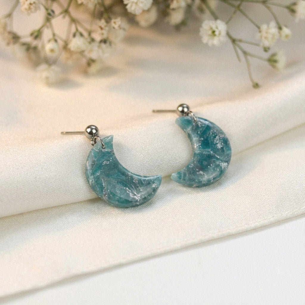 Grün-Silber Mond Marmor Ohrringe – Handgefertigte Polymer Clay Statement Ohrringe