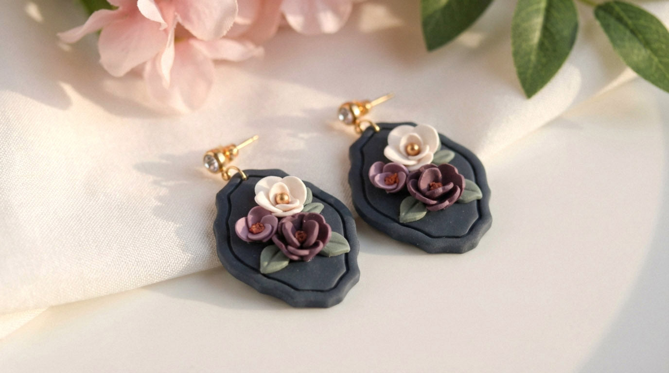 Midnight Bloom – Blaue Blumenwiese Ohrringe mit lila-weißen Blüten