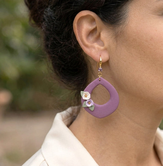 Purple Drop Blumen Hängeohrringe – Handgefertigte Polymer Clay Statement Ohrringe